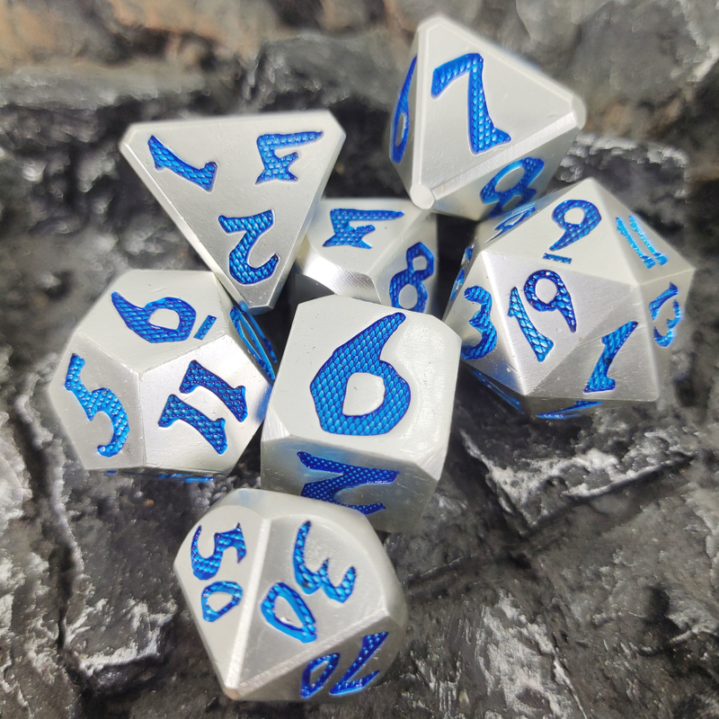 Glow In The Dark Dice Χειροκίνητα Σκαλιστά Πολυεδρικά σετ Ζαριών Ασημί Μπλε